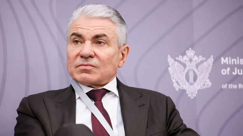 Заместитель министра юстиции предложил обязать владельцев нейросетей внедрять фильтры, защищающие суверенитет, и установить ответственность за их отсутствие; инициатива находит отклик в попытках создать «суверенные» модели, но бизнес критикует идею изоляции.