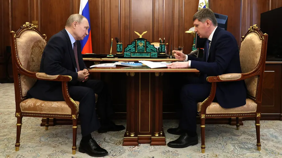 Президент поручил запустить рост инвестиций, но высокий ключевой процент, дефицит капитала у банков, снижение деловой уверенности и риски изъятия активов держат вложения на низком уровне.