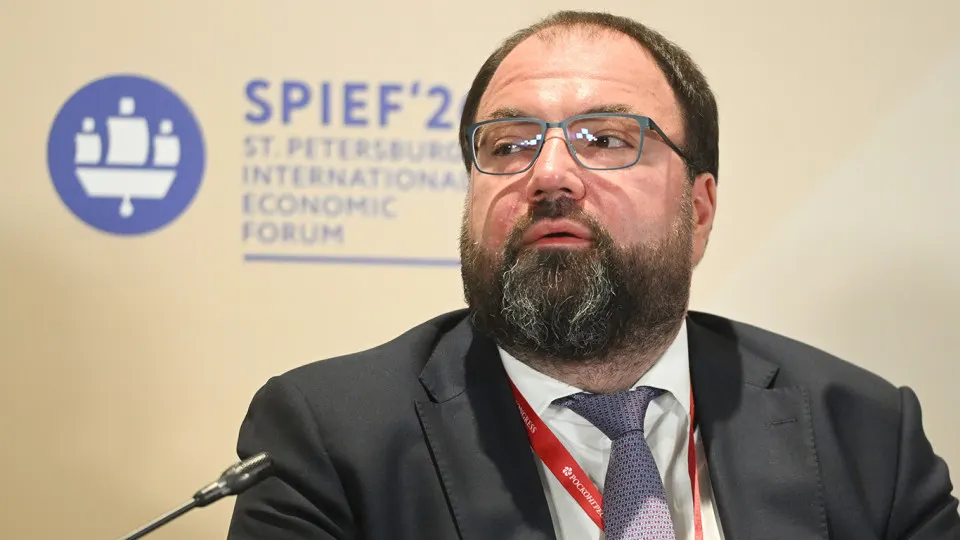 Минцифры предлагает встроить механизмы возрастной идентификации в онлайн‑платформы; возможна верификация через «Госуслуги», эксперты предупреждают о рисках утечек данных и дополнительных затратах для сервисов.