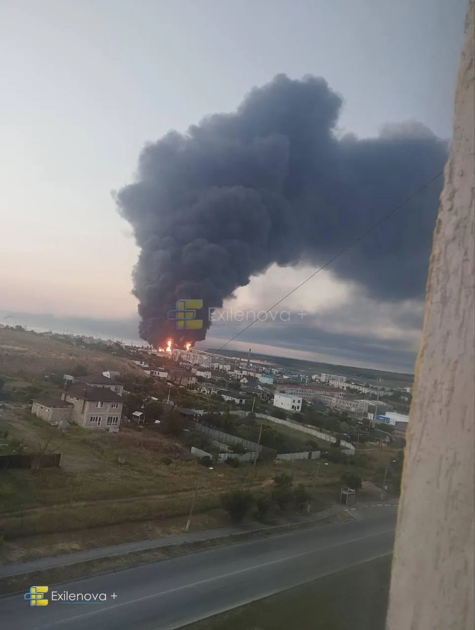 В результате атаки беспилотников в районе Керченского пролива погибли не менее пяти человек. В Керчи и на Таманском берегу зафиксированы пожары, повреждена жилая застройка, госпитализированы дети.
