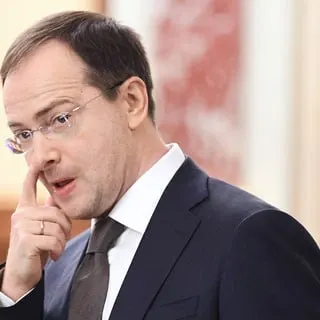 Помощник президента Владимир Мединский заявил о необходимости обязательного распределения и трудовых контрактов для студентов, предлагая административные методы решения кадрового дефицита вместо стимулирования спроса на молодых специалистов.