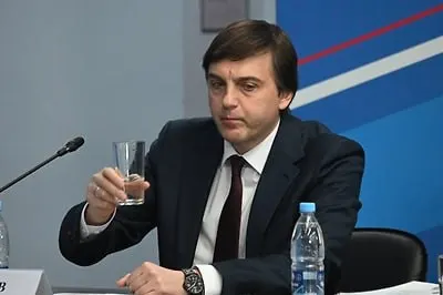 Министерство просвещения подготовило перечень внеклассной литературы на летние каникулы, в который вошли современные патриотические книги о Родине и подвигах участников специальной военной операции.