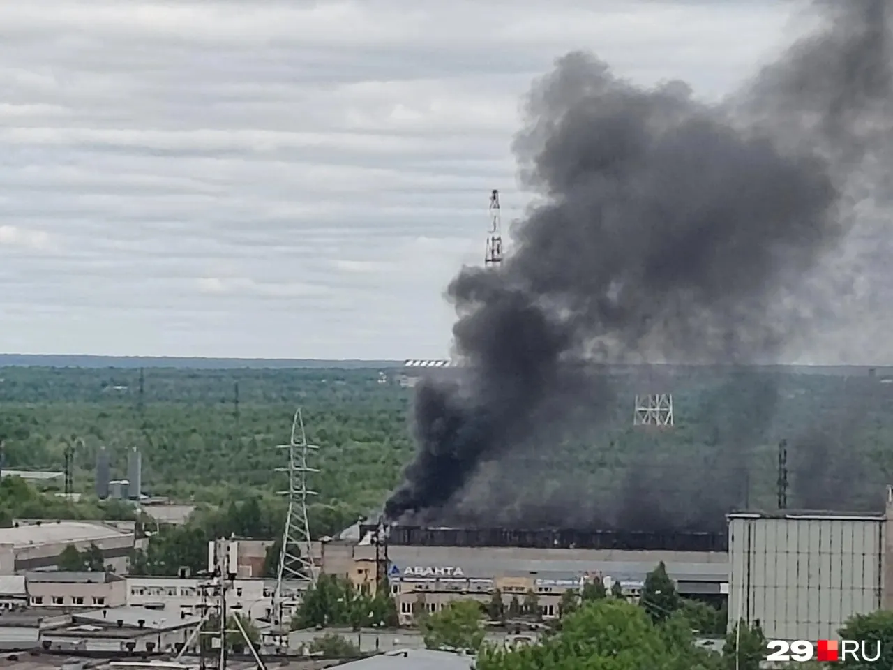 Жители Архангельска увидели высокий столб тёмного дыма. В МЧС по Архангельской области сообщили о пожаре в районе Кузнечихинского промузла, подробности уточняются.