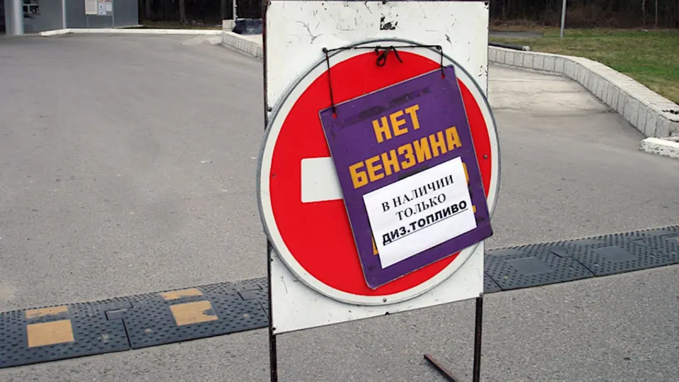 Власти Севастополя ввели временные ограничения на отпуска топлива для населения с ночи 3 июня: бензин и другие марки будут продаваться только для оперативных служб до первой половины дня. Меры связаны с перебоями поставок и ударами по нефтеперерабатывающей инфраструктуре, которые снизили загрузку НПЗ и подняли цены.