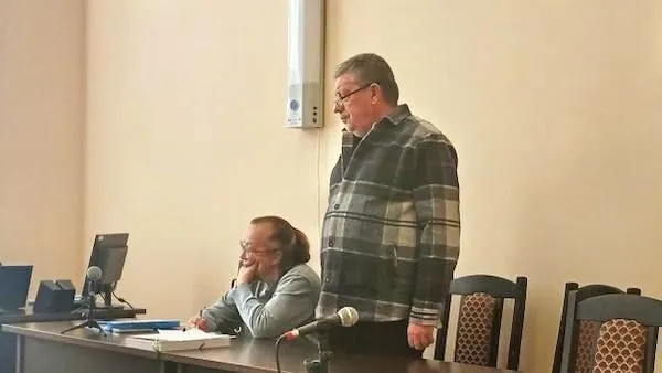 Октябрьский районный суд признал 61‑летнего предпринимателя виновным в присвоении свыше 28 млн рублей при поставках питания в больницы Архангельска. Суд дал условное наказание после признания вины и возмещения средств.