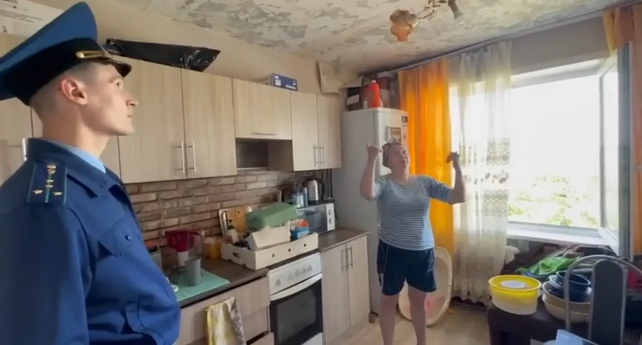 В многоквартирном доме в Садовом Кетовского округа дырявая кровля привела к постоянным протечкам и аварийной электропроводке. Надзорные органы начинают проверку работы УК и действий муниципалитета.