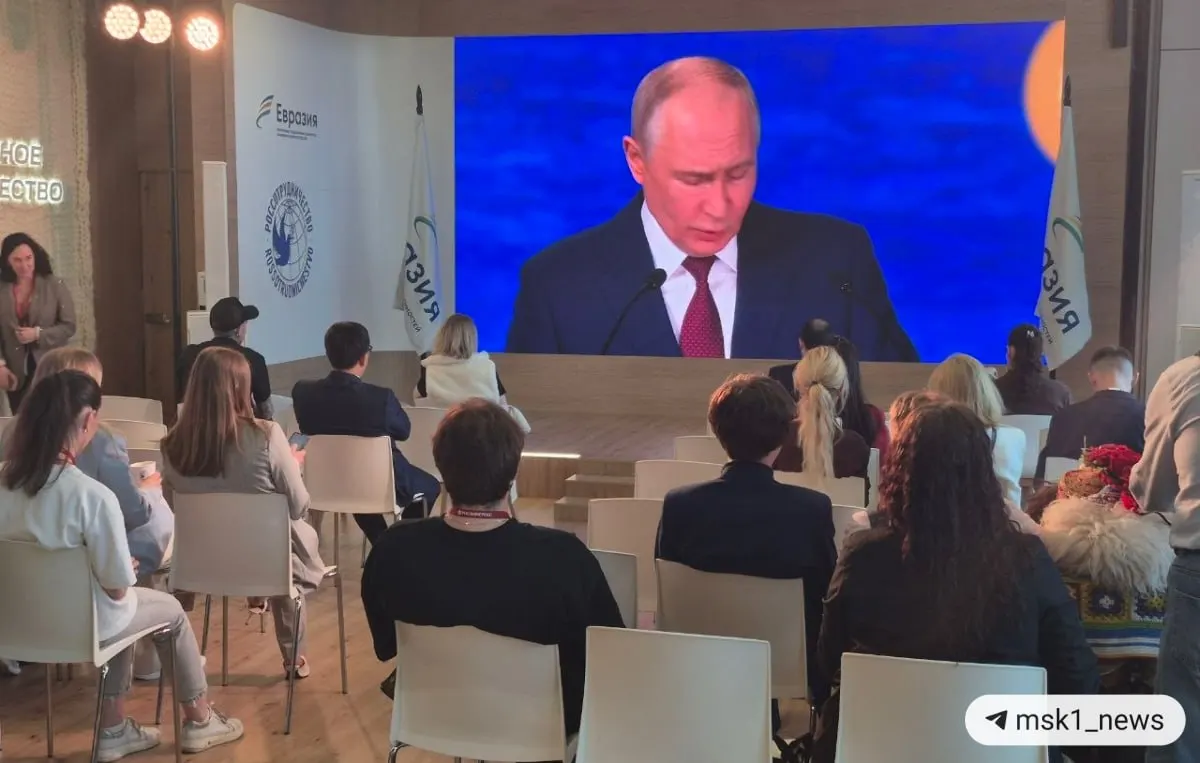 Президент отметил сдвиг роста в пользу стран Глобального Юга, высокий вклад БРИКС в мировой ВВП и влияние заморозки резервов на курсы доллара и евро.