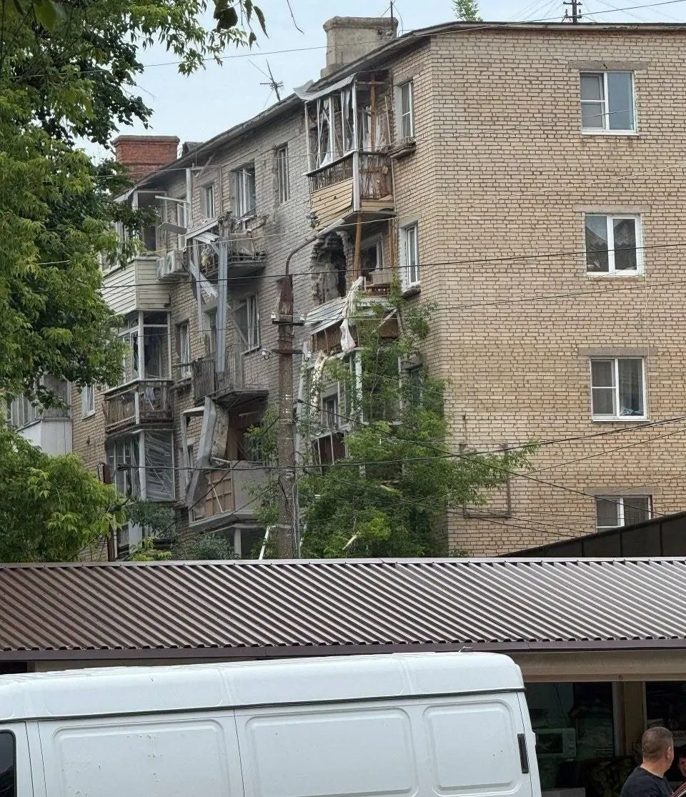 В Тульской области беспилотник попал в жилой дом: предварительно без пострадавших, жильцы эвакуированы. Минобороны сообщает о более 300 сбитых дронов по регионам; в Москве зафиксировано около 80 перехватов, введены ограничения в аэропортах.