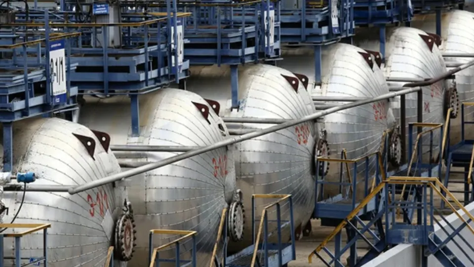 Норматив продаж топлива на бирже предложено сократить с 15% до 10% на период июль–сентябрь 2026 года; освободившиеся объёмы намерены направить сельскому хозяйству и социально значимым потребителям.