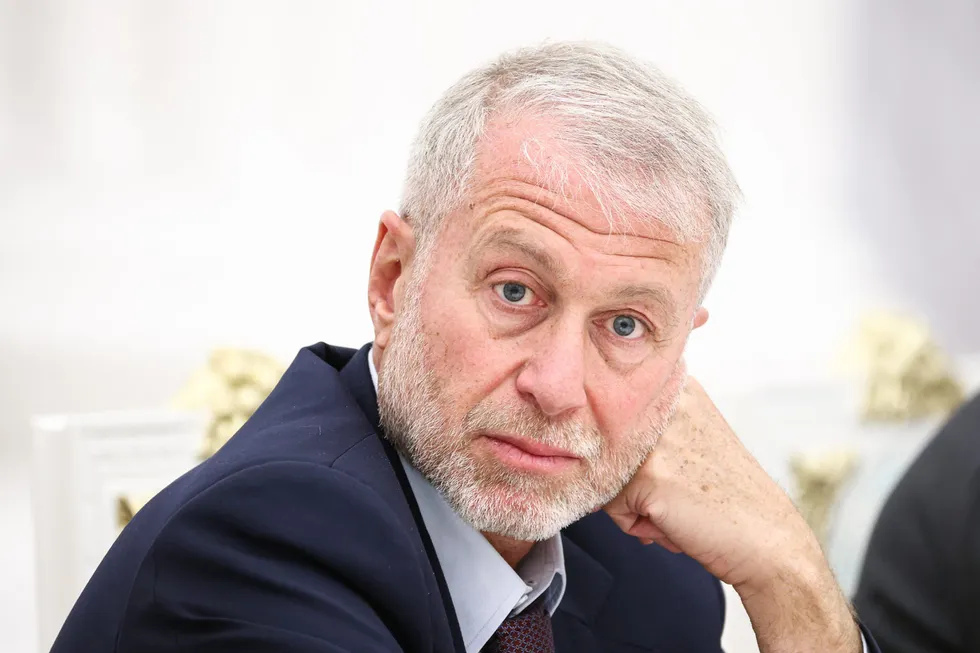 По данным нескольких осведомителей, бизнесмен Роман Абрамович в мае посетил Киев и встретился с Владимиром Зеленским — ему поручили передать предложение о встрече с российским лидером. Кремль подтвердил, что о визите сообщали, но имени не называл.