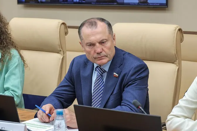 Инициатива предлагает закрепить за вузами и колледжами практику, при которой учащиеся будут проводить на базовых предприятиях до половины учебного времени; в тексте не прописаны вопросы оплаты и защиты прав студентов.