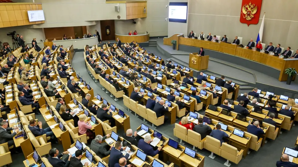 Поправки, принятые депутатами в ускоренном порядке, дают кабмину право наращивать расходы и увеличивать внутренний госдолг сверх установленных в бюджете лимитов. Власти объясняют изменения необходимостью быстро реагировать на экономические изменения.