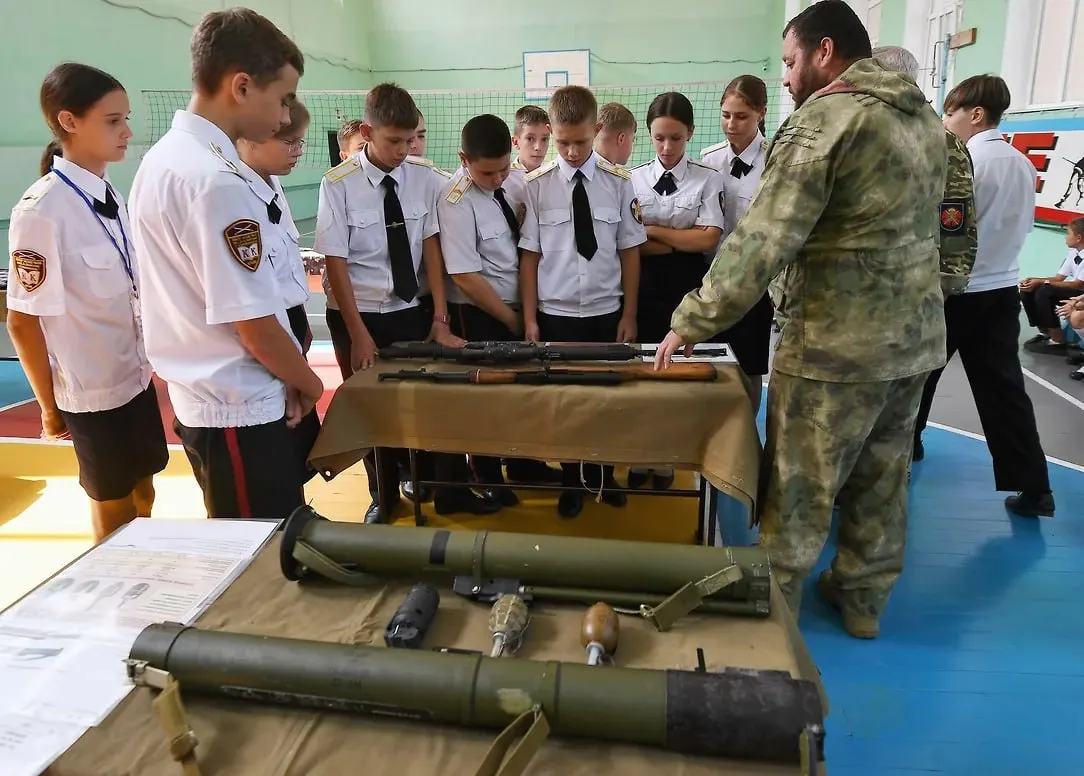Предлагается, чтобы ученики и студенты записывали рассказы военнослужащих и волонтёров в рамках «патриотического воспитания» — материал планируют хранить в школьных музеях и цифровом архиве.