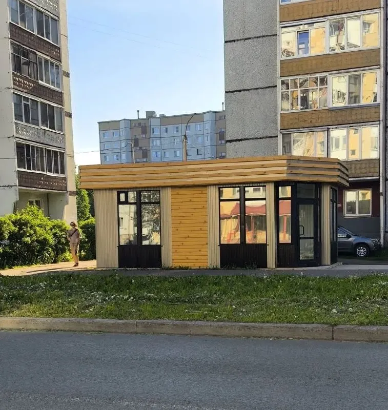В Архангельске на перекрестке Новгородского проспекта и улицы Попова поставили одноэтажный торговый павильон нового типа, разработанный администрацией города. Ранее на этом месте торговали овощами и фруктами.