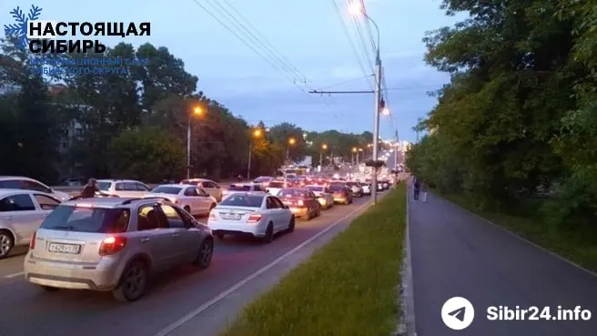 В регионе ввели жесткие лимиты на розничные продажи топлива: водители стоят в очередях по несколько часов, междугородние автобусы рискуют остановиться. Региональные власти обращаются в Москву за экстренными поставками.