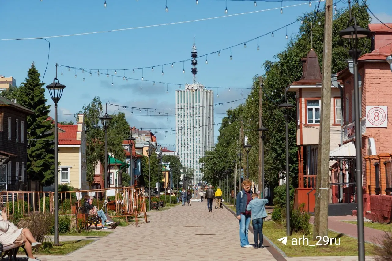 Температура около +24°. Небо в основном облачное, возможны прояснения.