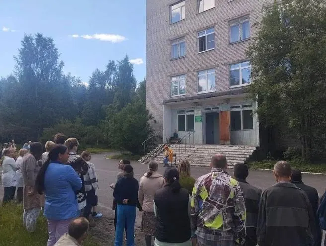 Клоуны и уличные труппы из разных городов дали спектакль в Архангельской психиатрической больнице и остались общаться, играть и танцевать с детьми после выступления.