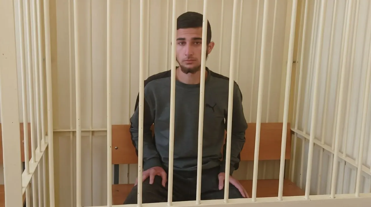 В Архангельске полиция задержала 20-летнего мужчину по делу об истязании мальчика: по словам матери, сожитель заставлял ребёнка приседать и избивал его. Ребёнку оказали медицинскую помощь, возбуждено уголовное дело.