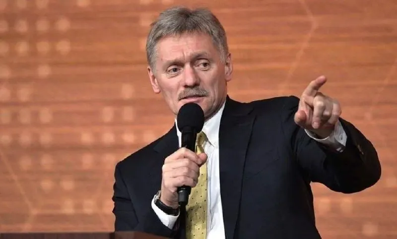 Кремль заявил, что спецоперация завершится при условии ухода украинских войск из российских регионов. Власти называют удары по учебным заведениям целенаправленными и готовы к переговорам, контакты с США продолжаются.