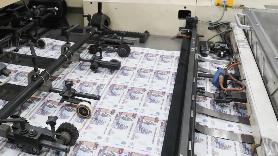 По данным Банка России, регулятор ввёл в банковскую систему почти 4,75 трлн рублей в виде кредитов репо под ОФЗ. Эксперты предупреждают, что схема фактически финансирует дефицит бюджета и усиливает инфляционные риски.
