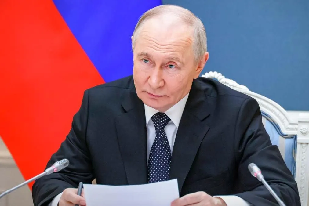 Указ от 1 июня 2026 года дополняет механизм, позволяющий российским должникам отсрочить или не исполнять обязательства перед кредиторами из стран, признанных «недружественными». Теперь правило распространяется и на вклады.