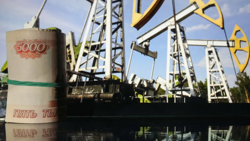 Несмотря на рост нефтяных и газовых доходов в мае, федеральный бюджет по-прежнему показывает рекордный дефицит за четыре месяца. Из-за снижения накопленных поступлений и роста расходов обсуждается заморозка части расходов на несколько лет.