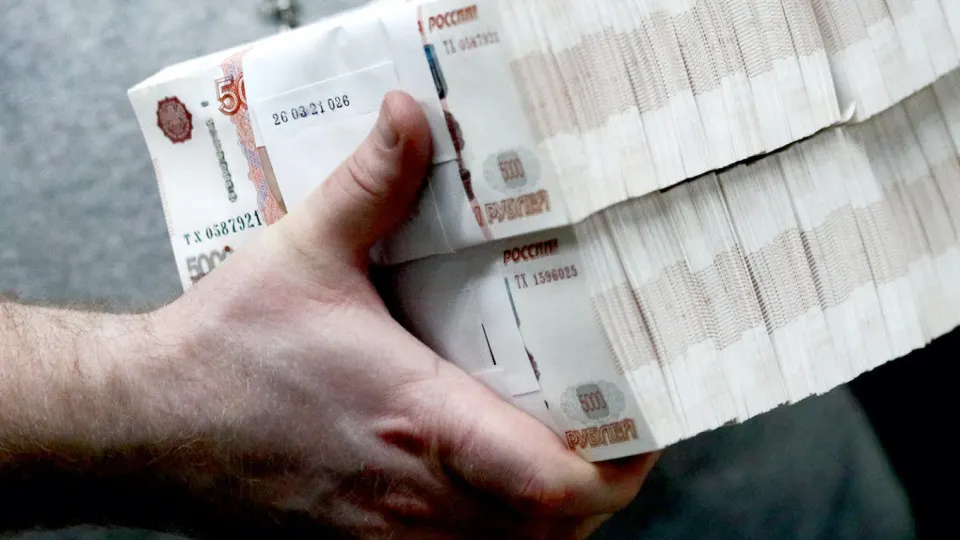 Банк отмечает массовый переход клиентов и бизнеса к наличным расчетам — объем банкнот в обращении достиг рекордных 20 трлн руб. Центробанк ужесточил контроль за снятием и внесением наличных.