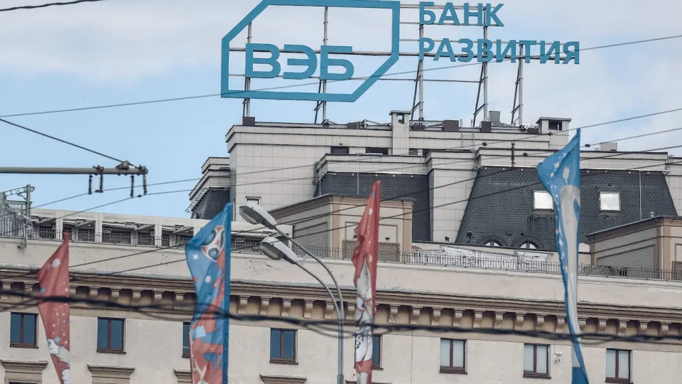 Государственный Внешэкономбанк планирует сократить бюджет и уволить 15% сотрудников в рамках исполнения директив правительства и подготовки к параметрам бюджетирования 2027 года на фоне «кредитного охлаждения» экономики.
