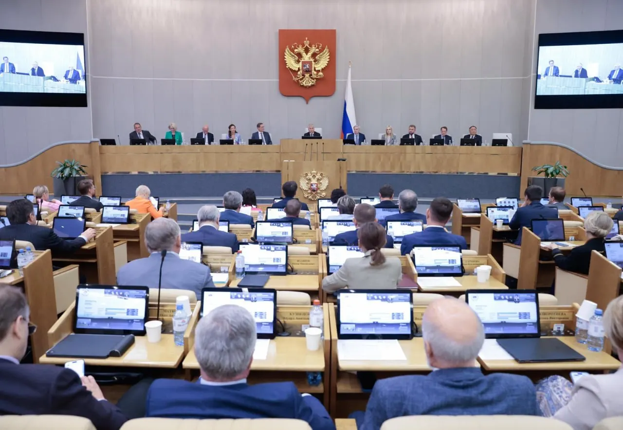 Анализ данных законодательной системы показывает: Госдума одобрила 84% правительственных и 99% президентских законопроектов, тогда как депутатские инициативы проходят лишь около 25%.