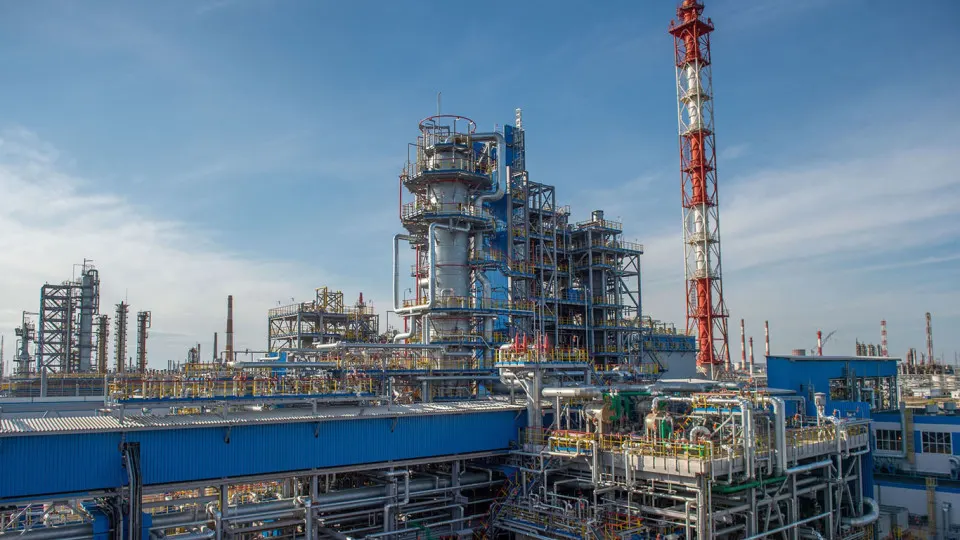 После атаки БПЛА с 14 июля остановлена переработка на крупнейшем заводе «Газпромнефтехим Салават»; восстановление может занять недели или месяцы, а дефицит топлива в стране продолжает расти.
