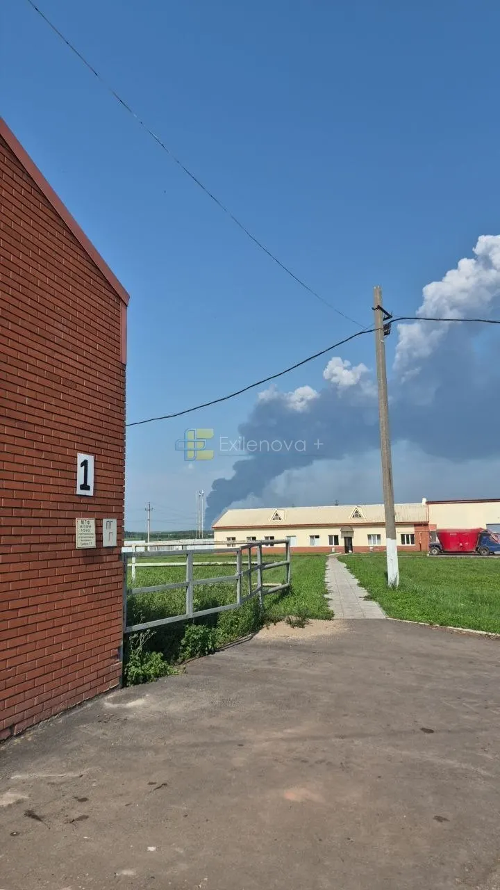 Серии атак беспилотников привели к пожарам и разрушениям в Воронежской области, Татарстане, Ульяновской области, Башкортостане, Белгороде и Крыму; есть погибшие и пострадавшие.