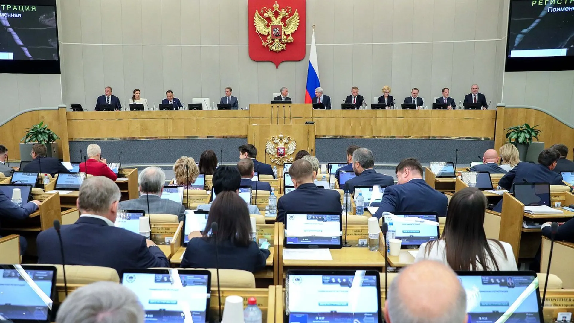 Совет Госдумы рекомендовал включить в повестку 22 июля два законопроекта, вводящие ряд запретов для граждан за рубежом, к которым применены приговоры или административные решения; реестр ограничений будет вестись Минюстом.