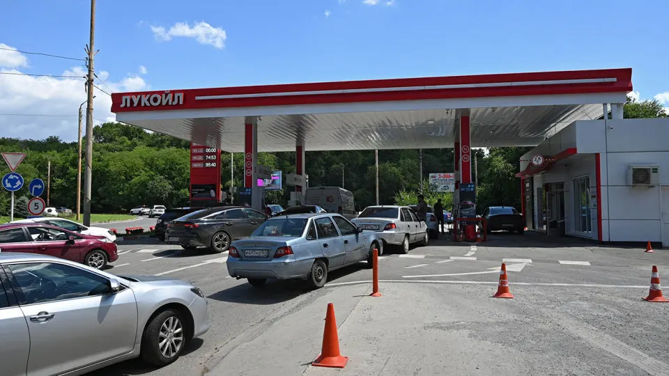 Цена белорусского АИ‑92 на поставку в Россию выросла на 6% за неделю и в 1,8 раза с начала мая. Рост цен совпал с дефицитом топлива после сокращения выпуска на НПЗ, из‑за чего правительство наращивает импорт.