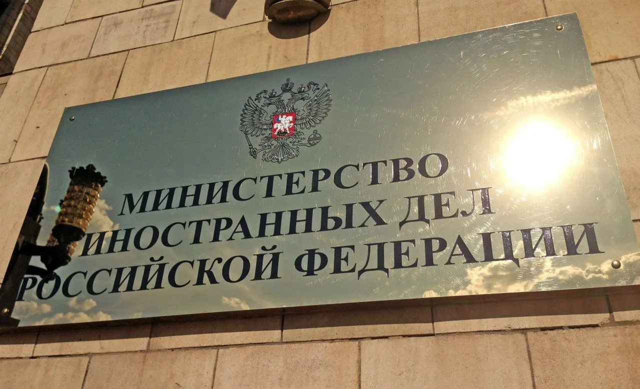 В дипломатических кругах сообщают о законопроекте, который потребует разрешения на выезд: возможны групповые поездки в страны НАТО под сопровождением и запрет на самостоятельные поездки.