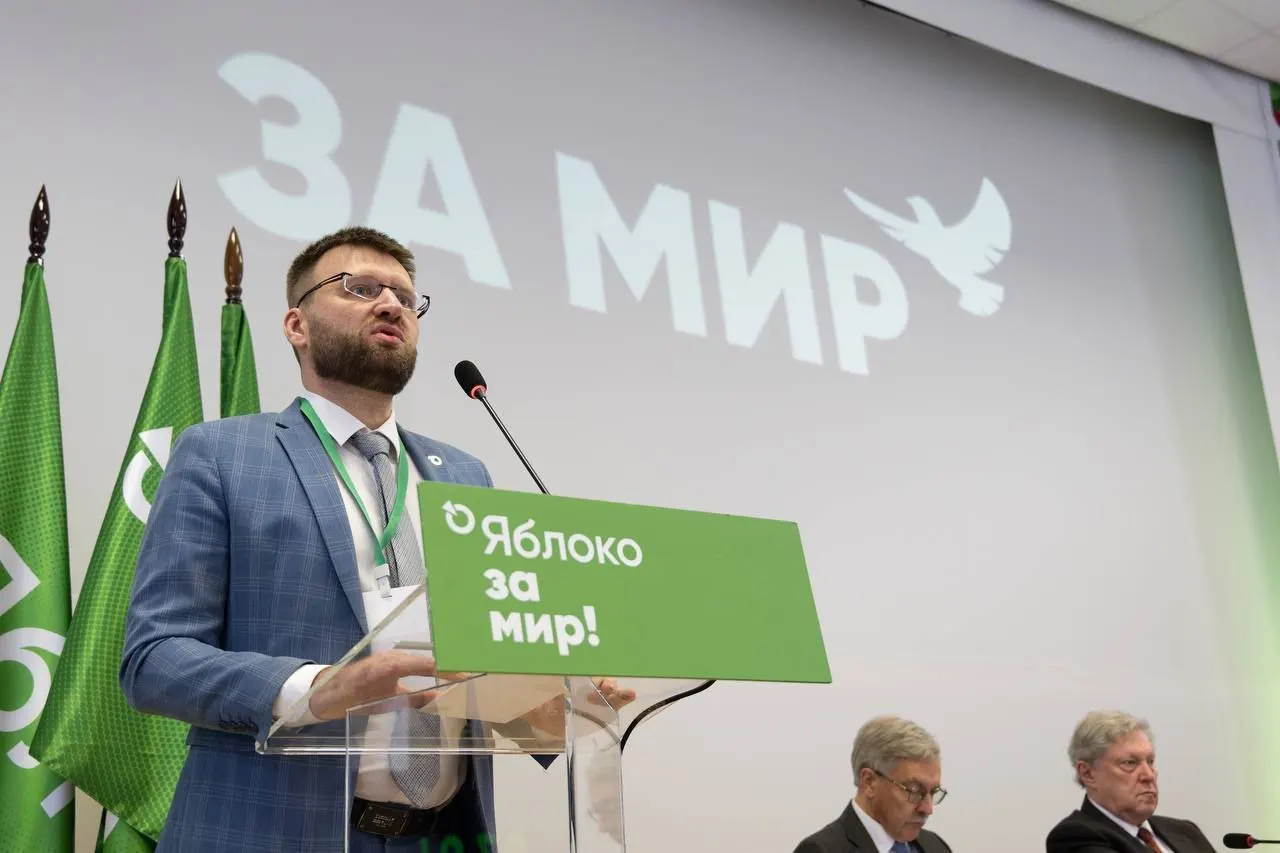 Минюст отклонил просьбу заместителя председателя партии «Яблоко» Владимира Дорохова о снятии статуса «иностранного агента», сославшись на факты политической деятельности — от поздравления председателя до участия в видеоролике с бумажными самолётиками.