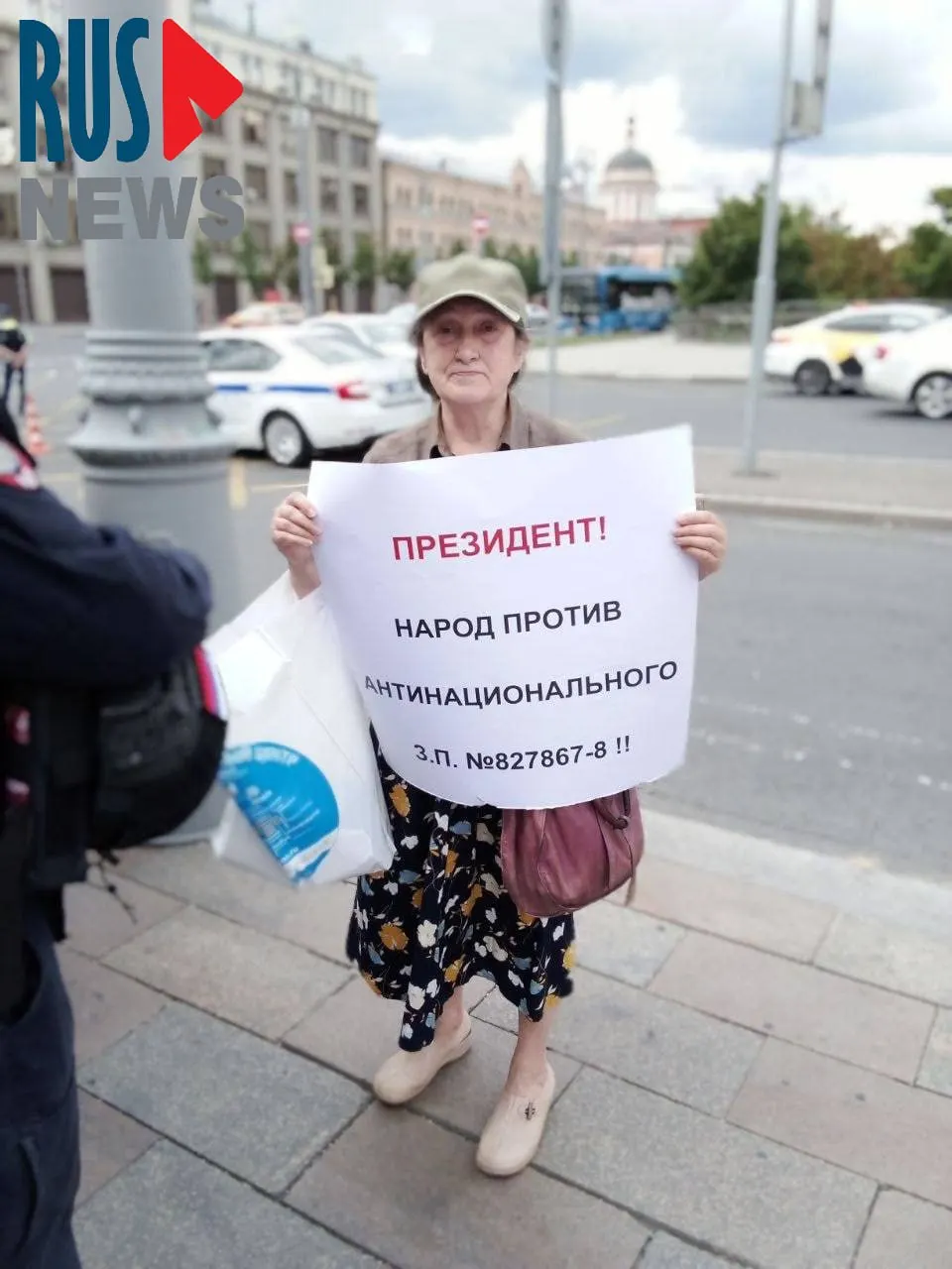 На Старой площади в Москве полицейские задержали Наталью Шамину, вышедшую в одиночный пикет против законопроекта, который предлагает передать регионам право исключать памятники из Единого госреестра — градозащитники опасаются массовых сносов.