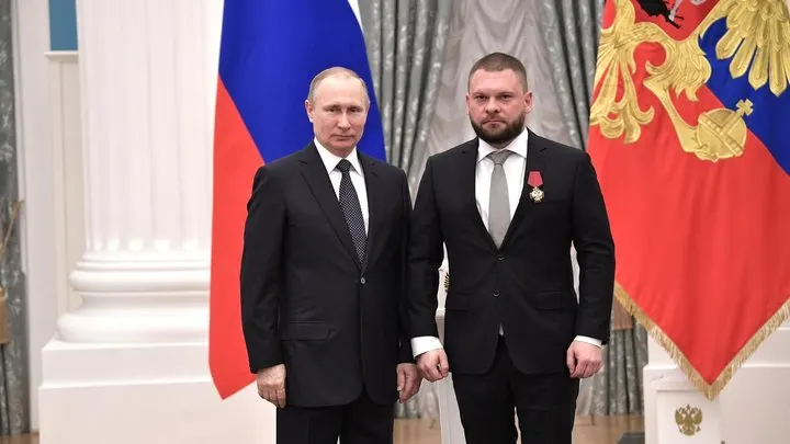 В официальных декларациях кандидатов «ЕР» указаны доли в зарубежных компаниях: у одного из лидеров списка — акции Apple, Intel и паи зарубежных фондов. Иные кандидаты также задекларировали иностранные активы.
