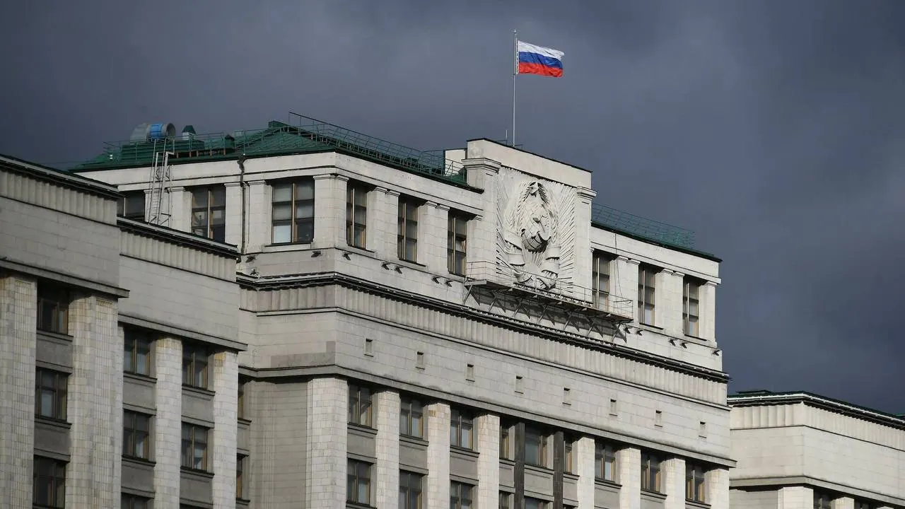 Депутаты разработали законопроект, который вводит широкий перечень ограничений для россиян, находящихся за границей: блокировку банковских сервисов, заморозку имущества, отказ в госуслугах и внесение в специальный реестр. Документ может вступить в силу немедленно после публикации.