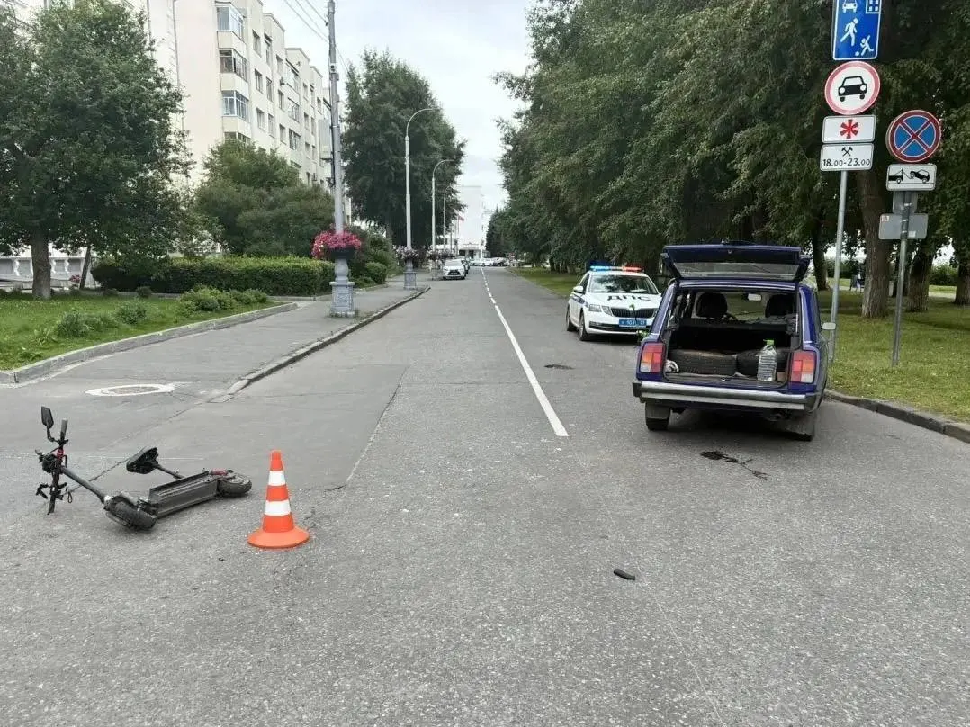Ранним утром водитель ВАЗ при повороте не уступил дорогу электросамокату — 46‑летний мужчина госпитализирован. Самокат мощностью 600 Вт, у водителя не было прав и шлема.