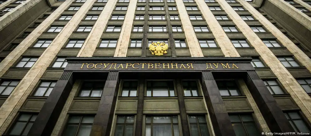 Депутаты приняли поправки в Налоговый кодекс, которые меняют расчёт демпфера, расширяют перечень учтённых при биржевых продажах объёмов и вводят компенсации для импортного дизеля. Ожидается, что меры помогут стабилизировать рынок топлива.
