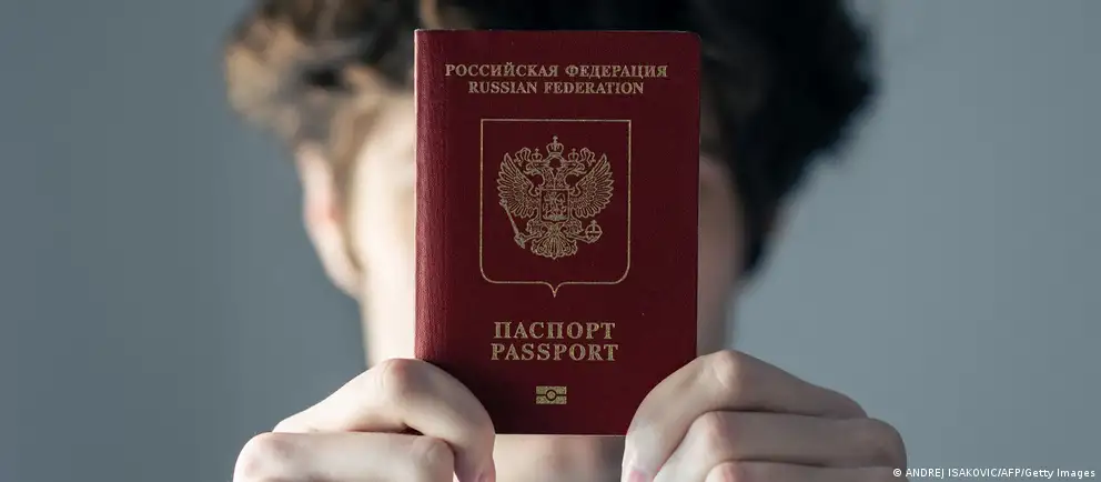После возражений Франции и Италии предложение по визовому запрету в ЕС сузили: ограничения планируют распространить на краткосрочные визы и лишь на лиц, непосредственно участвовавших в боевых действиях; предусмотрены гуманитарные и государственные исключения.