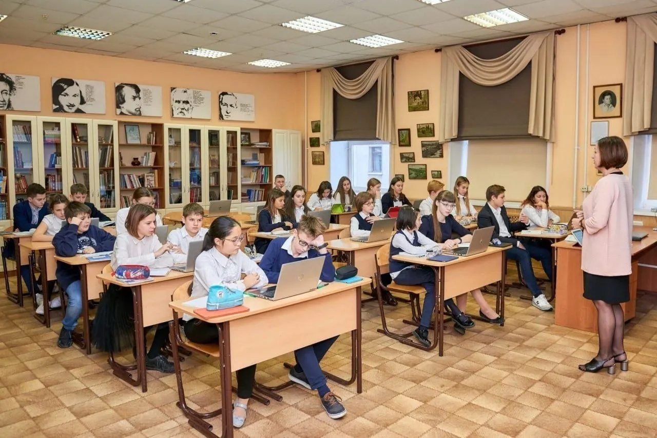 Указ закрепляет особый статус профессии учителя, гарантирует постоянное профессиональное развитие, бесплатную юридическую помощь, наставничество для начинающих, бесплатный доступ к государственным образовательным ресурсам и присвоение звания «Ветеран труда» при стаже от 25 лет.