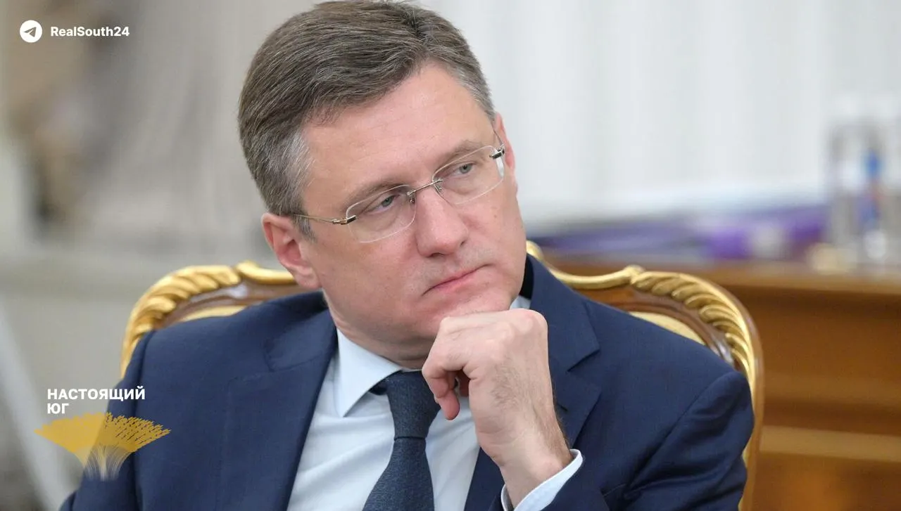 Вице‑премьер Александр Новак сообщил, что на топливном рынке сохраняется дефицит из‑за летнего пика спроса и внеплановых ремонтов НПЗ после прилётов беспилотников; правительство готовит экстренные меры.