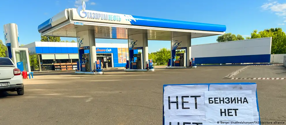По данным Росстата, выпуск нефтепродуктов резко сократился год к году. Власти говорят о частичной стабилизации рынка, цены растут медленнее, но дефицит топлива сохраняется на фоне ударов по НПЗ.