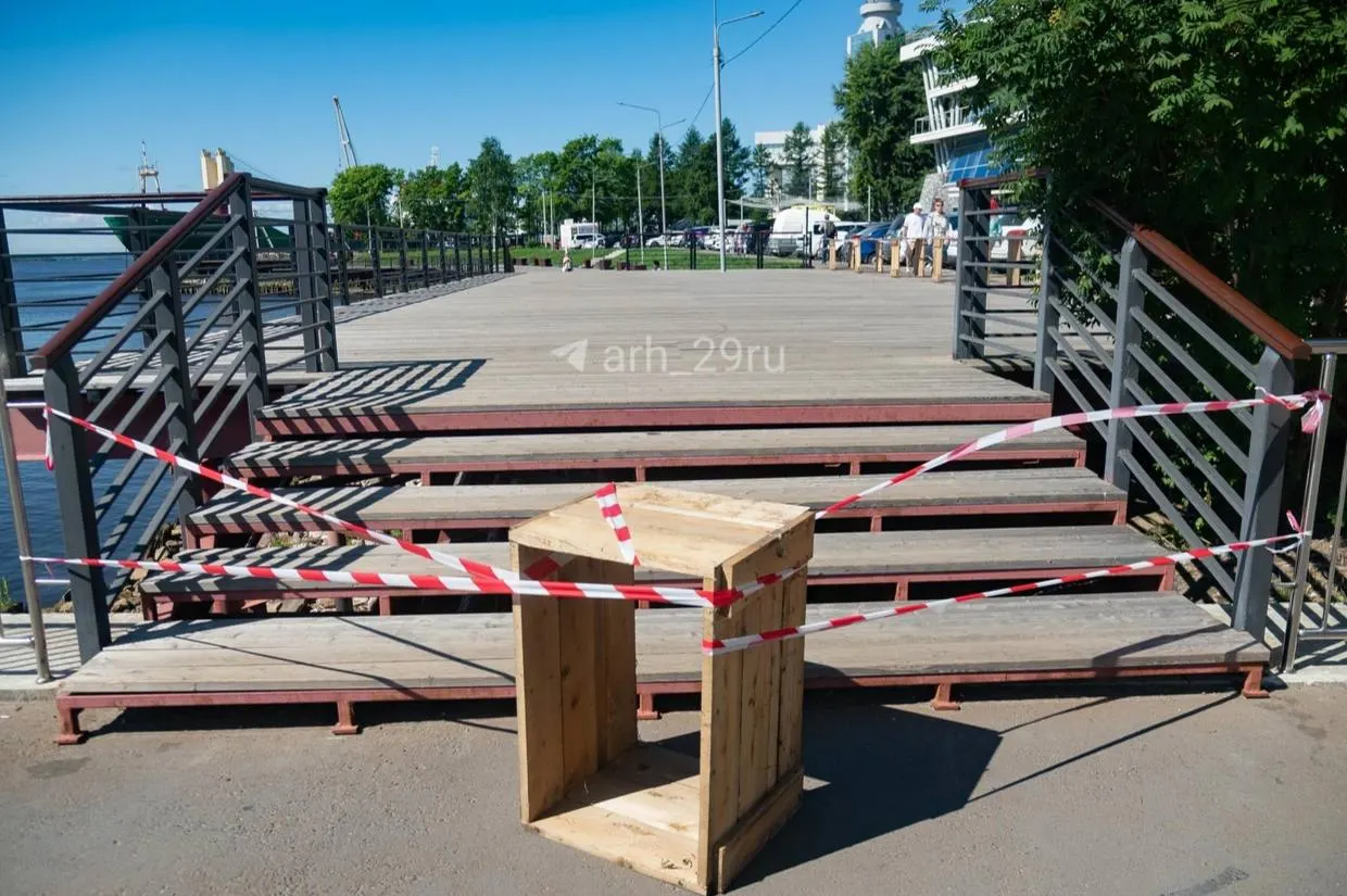 МУП «Городское благоустройство» сообщает, что на пристани проводят покраску деревянного настила. Участок огорожен лентой до полного высыхания покрытия — работы могут занять несколько дней.