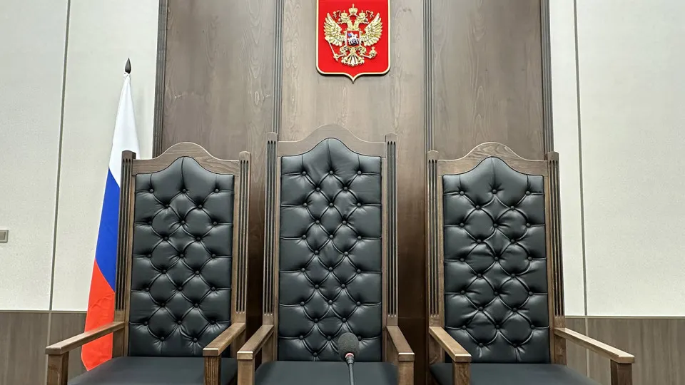 Правительственная комиссия поддержала законопроект Верховного суда, который позволяет привлекать в аппараты судов студентов юридических вузов и выпускников средних юридических учебных заведений на должности секретарей, консультантов и специалистов.