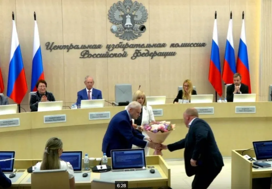 На очередном заседании ЦИК единогласно подтвердил списки «Справедливой России» (260 кандидатов), вручил Сергею Миронову удостоверение кандидата, назначил члена комиссии от ЛДПР с совещательным голосом и утвердил 43 финансовых уполномоченных «Яблоко» в 42 регионах.