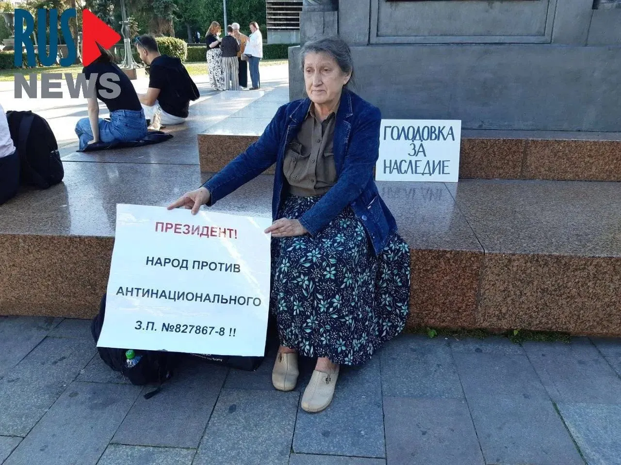 Председатель новосибирского отделения ВООПИК объявила голодовку в Москве, была задержана и помещена в психиатрическую больницу. Активисты связывают акции протеста с поправками, которые упрощают снятие охранного статуса с памятников.