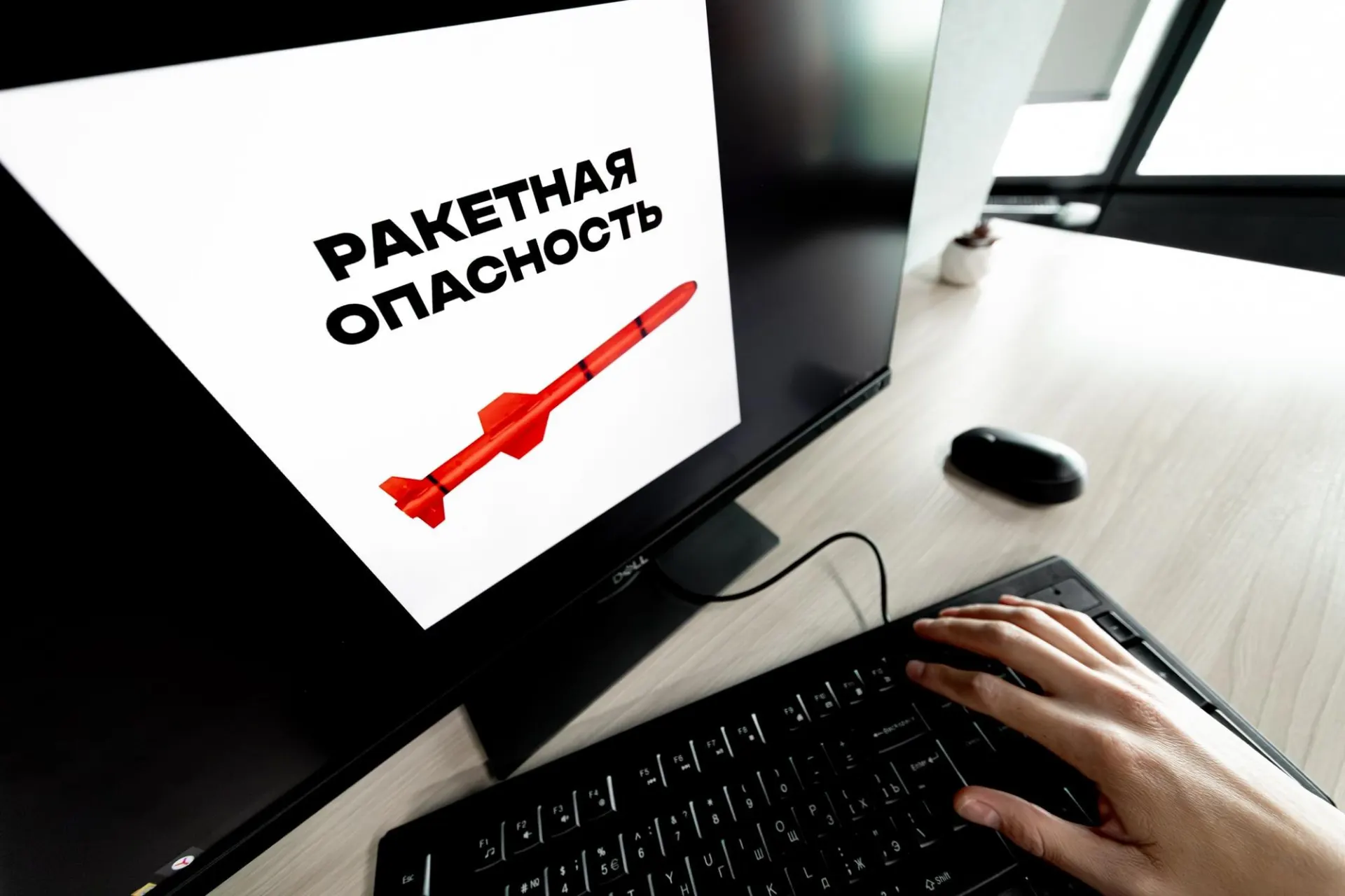 В Воронежской области и ряде других регионов объявлена ракетная опасность, в разных уголках России фиксировались воздушные тревоги. Подробности уточняются.