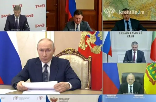 На видеосовещании с правительством обсуждали работу топливного и транспортного комплексов. Для обеспечения регионов предложены мини‑НПЗ и увеличение импорта, президент поддержал меры и поручил активизировать малый и средний бизнес.